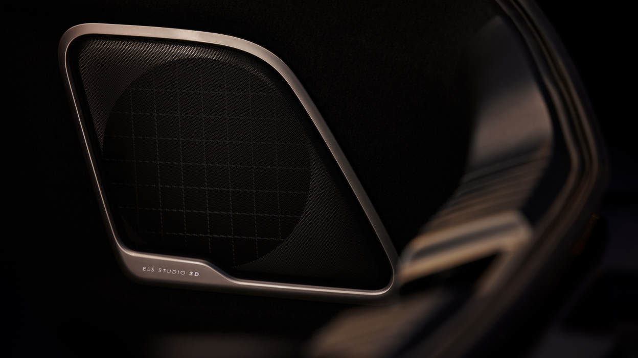 Gros plan de l’intérieur montrant la chaîne sonore ELS STUDIOᴹᴰ 3D et la grille de haut-parleur de l’Integra 2023.