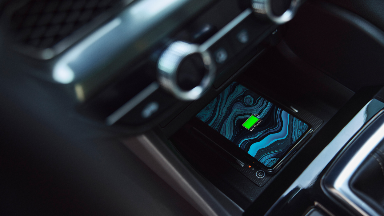 Gros plan sur le tapis de recharge sans fil dans l’Integra 2023, avec un téléphone intelligent.