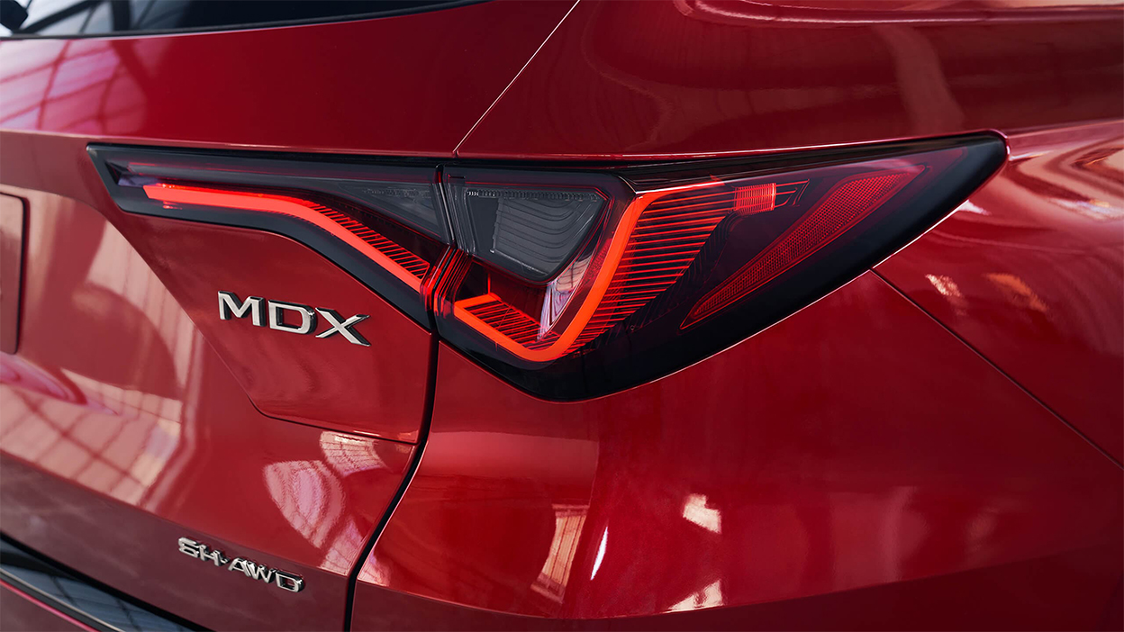 Feu arrière d’un MDX rouge.