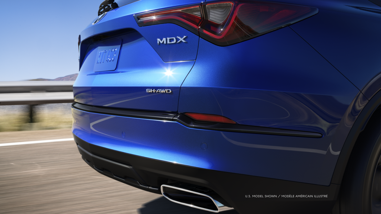 Arrière d’un MDX. On peut voir le coffre et le tuyau d’échappement.