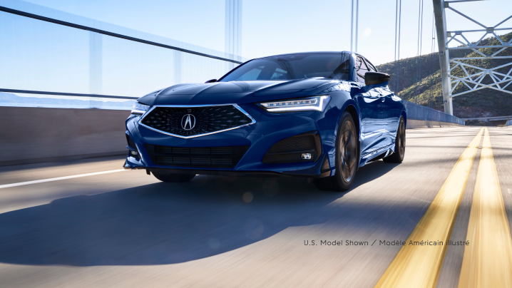 TLX bleue circulant sur un pont.