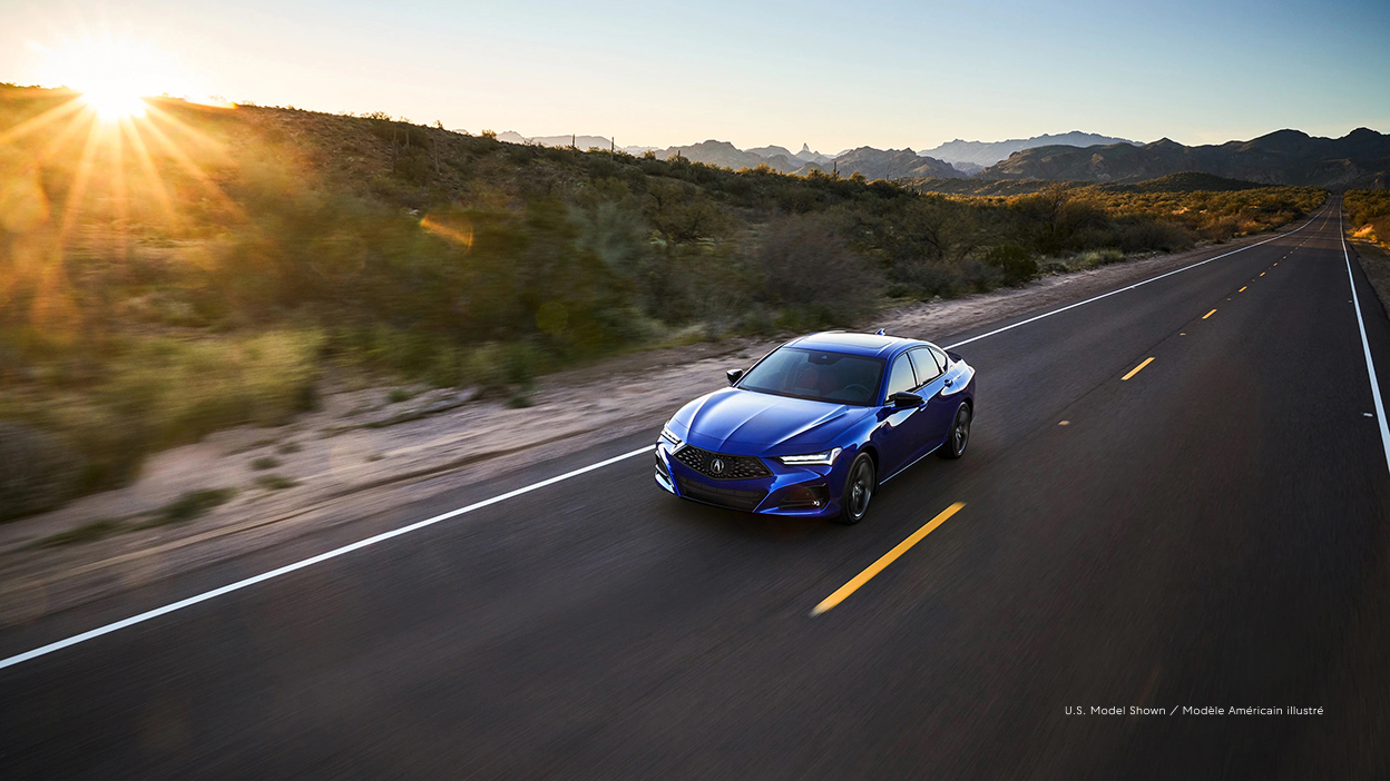 TLX bleue circulant sur une route.