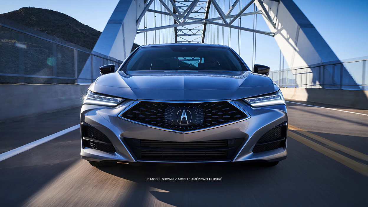 Vue avant d’une TLX grise circulant sur un pont.