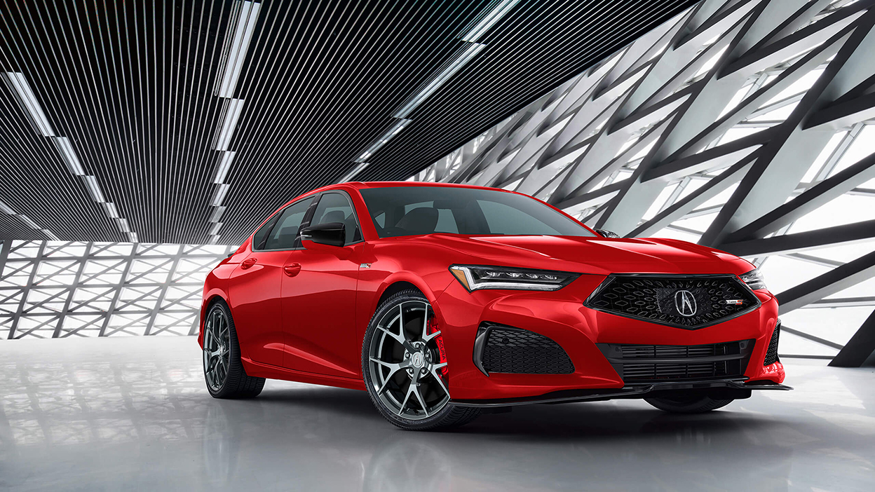 TLX grise circulant sous un viaduc la nuit.