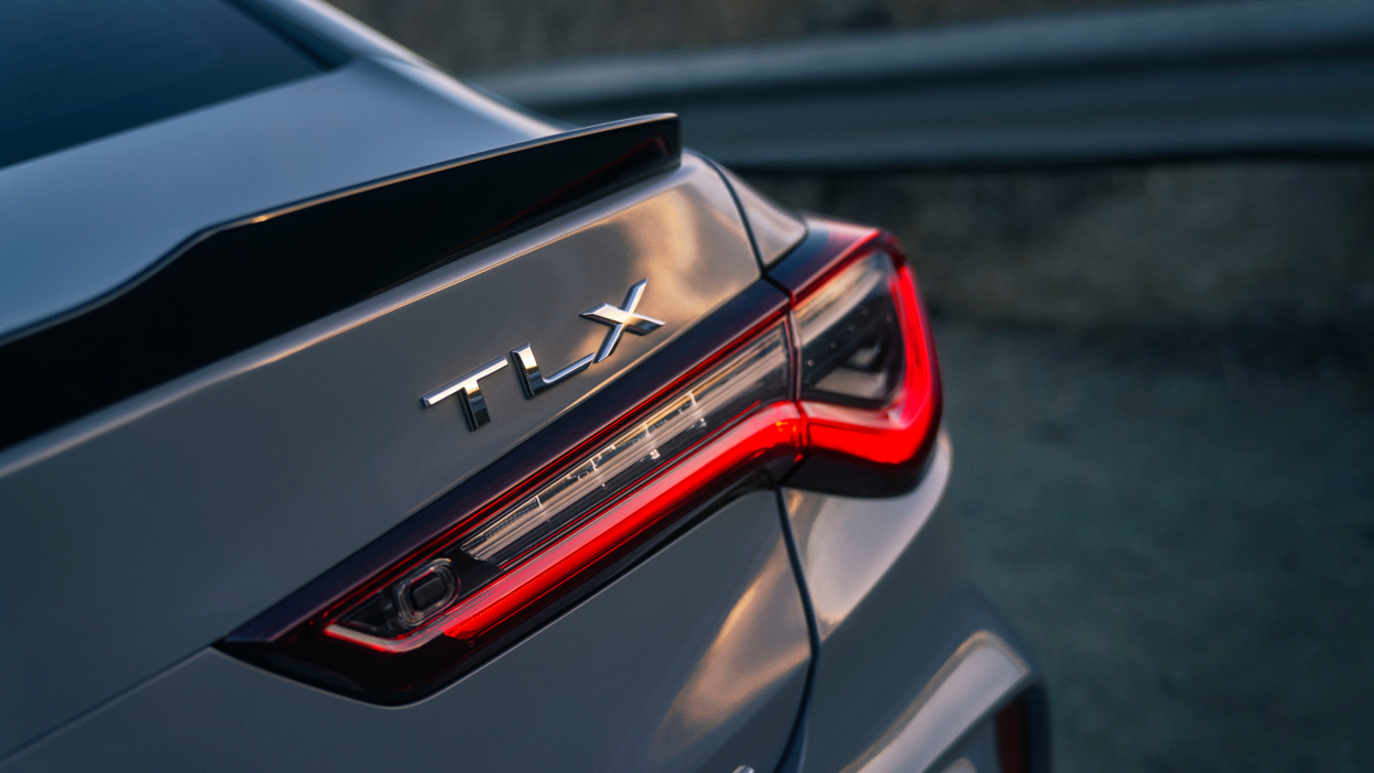 TLX bleue et TLX blanche circulant côte à côte.