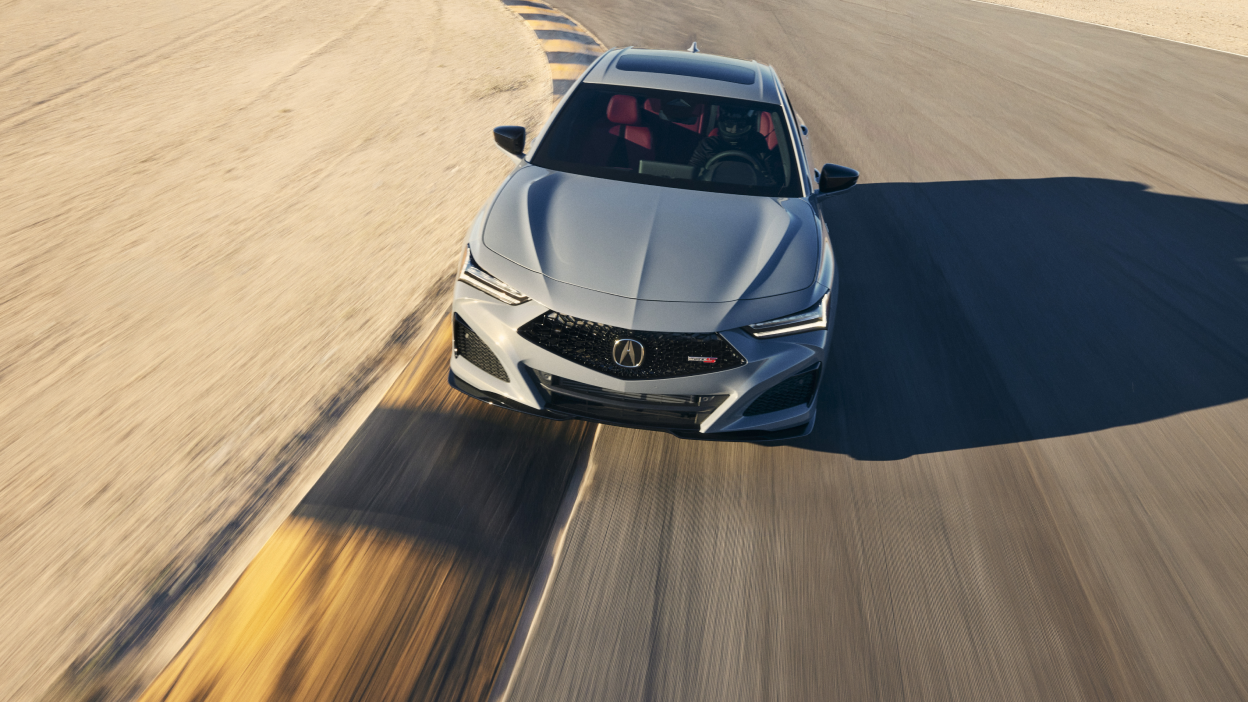TLX bleue circulant sur une route.