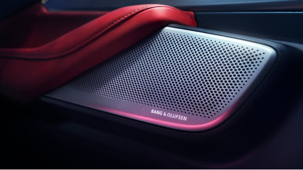 Gros plan du haut-parleur Bang & Olufsen.