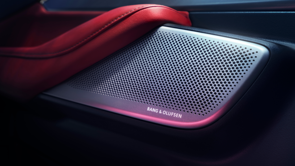 Gros plan du haut-parleur Bang & Olufsen.