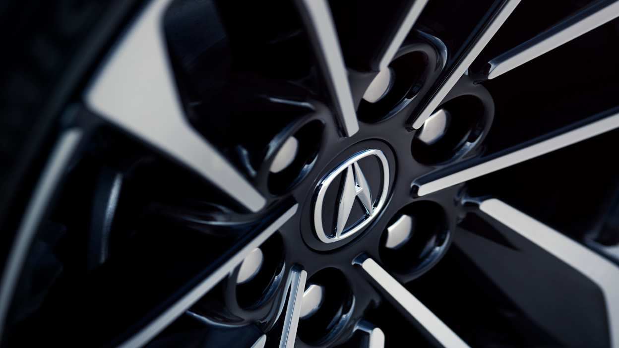 Gros plan d’une roue et du logo Acura.