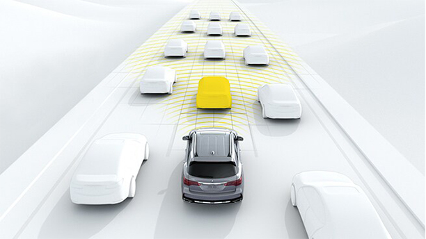 A four door SUV using its distance keeping technology, sensing a vehicle ahead of it. / VUS quatre portes qui détecte un véhicule devant grâce à sa technologie de maintien de la distance.