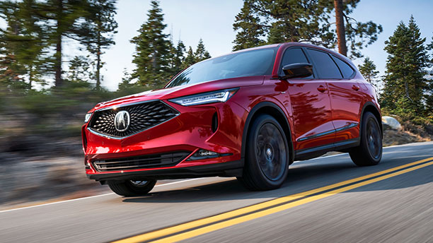 Vue latérale avant d'un tout nouveau Acura MDX 2022 acier moderne fini métallisé traversant un désert.